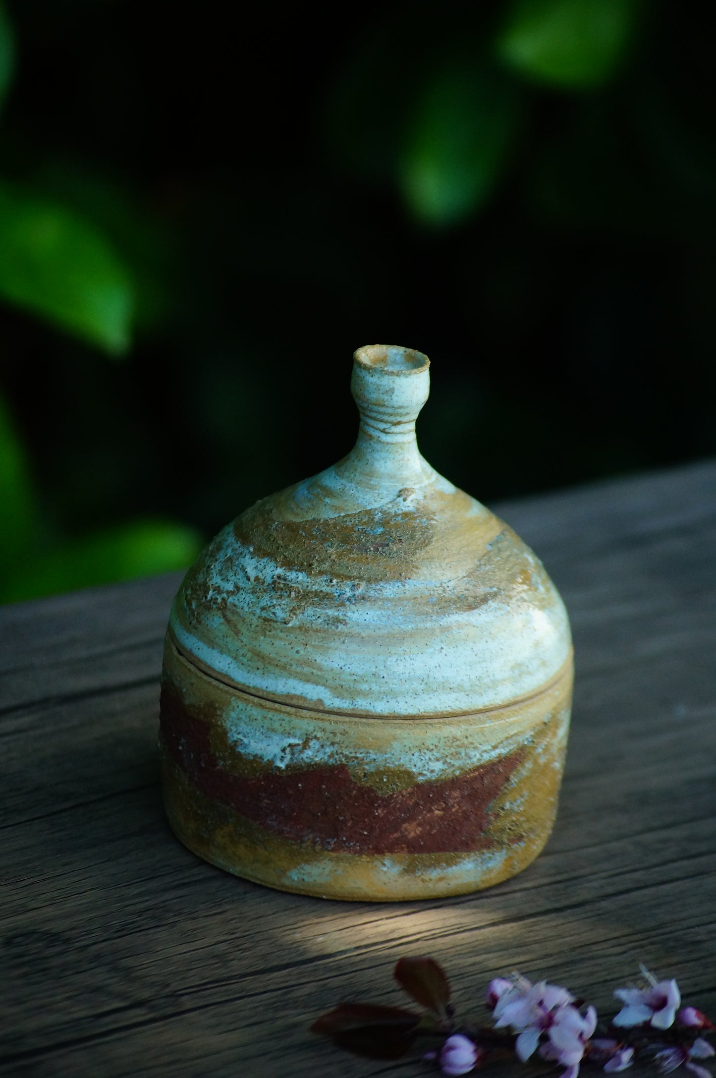 Contenedor decorado con arcilla local