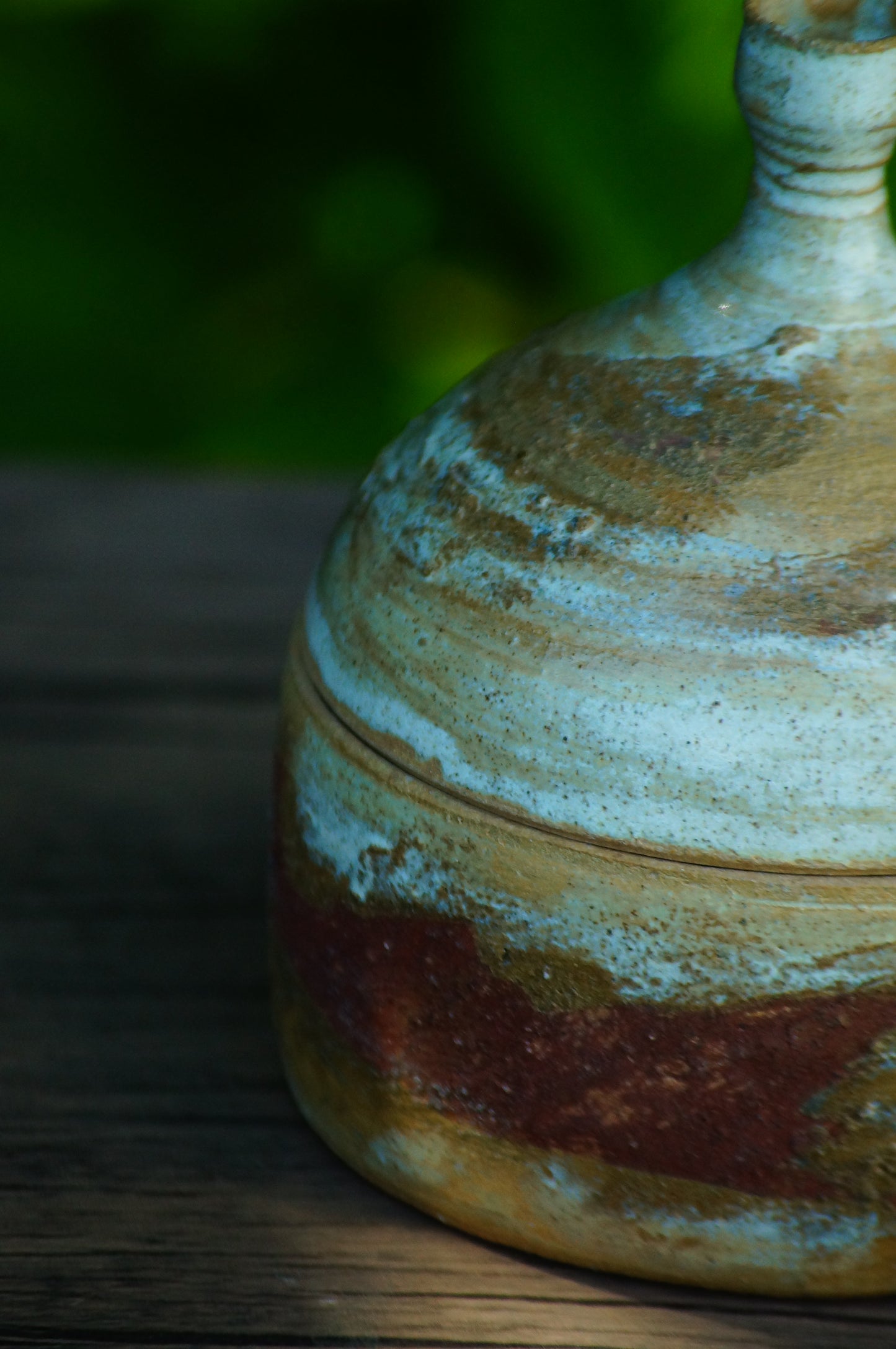 Contenedor decorado con arcilla local