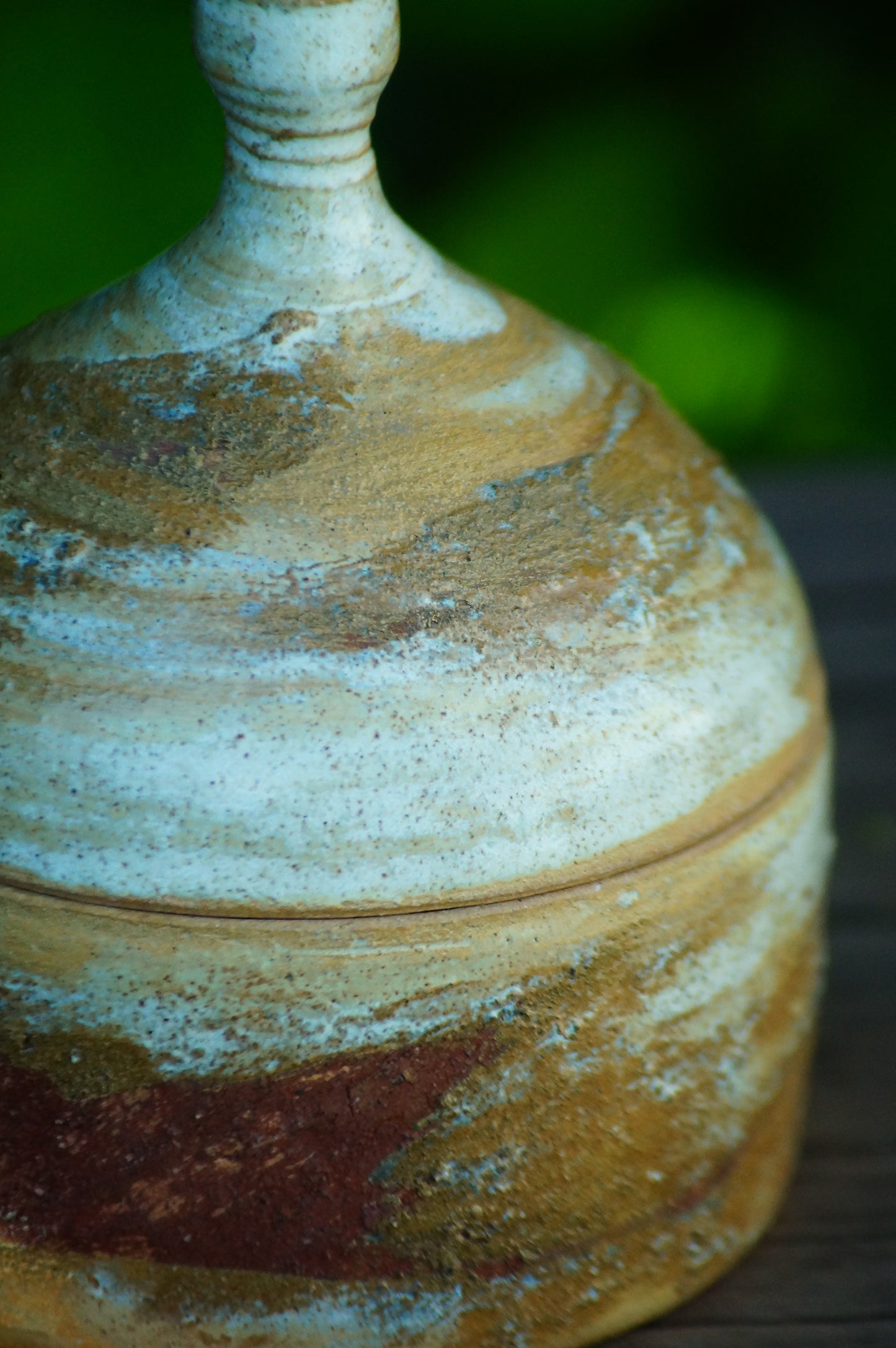 Contenedor decorado con arcilla local