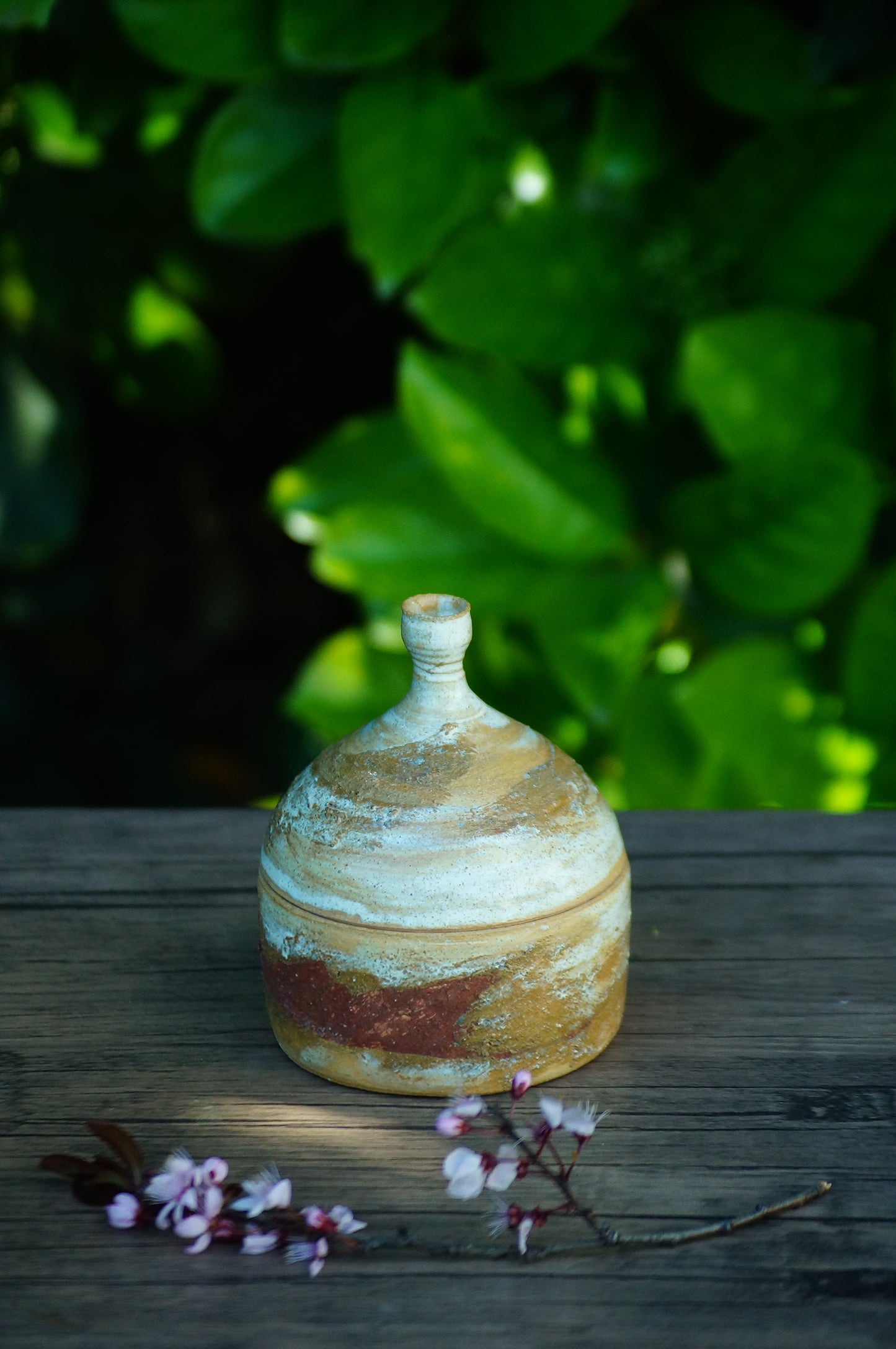 Contenedor decorado con arcilla local