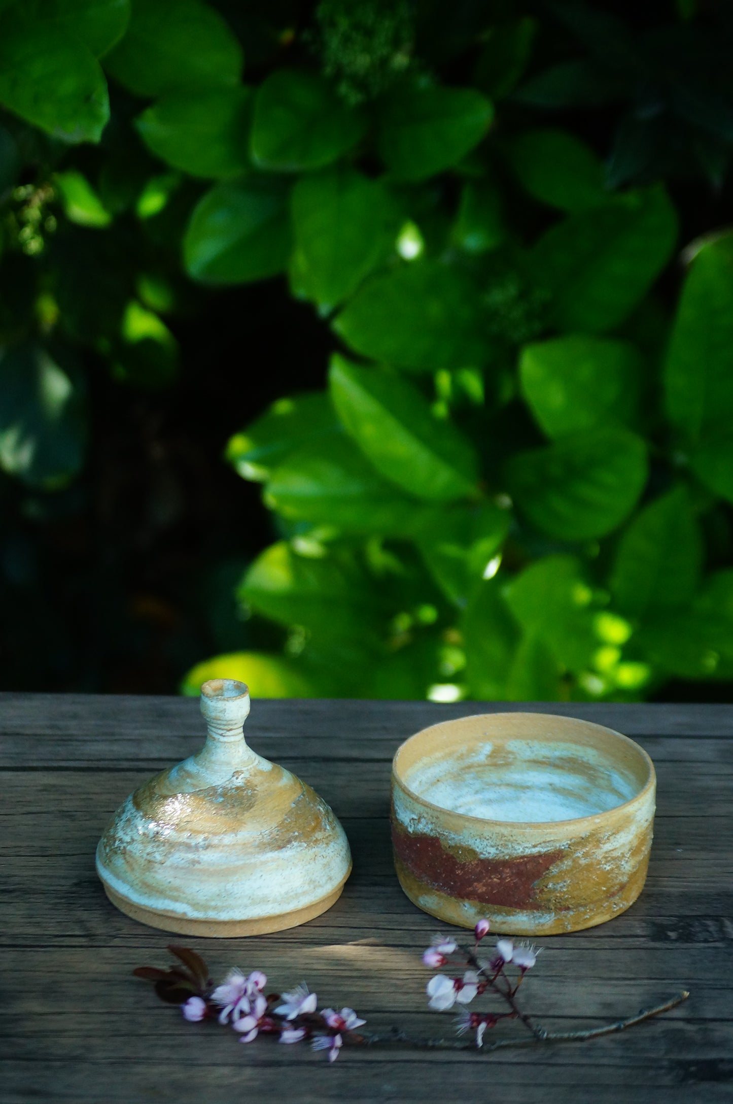 Contenedor decorado con arcilla local